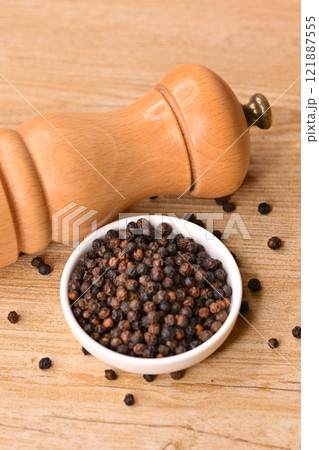 ブラックペッパー、黒こしょう、黒胡椒、スパイス、香辛料、ホールスパイス、ペッパーミル。 121887555