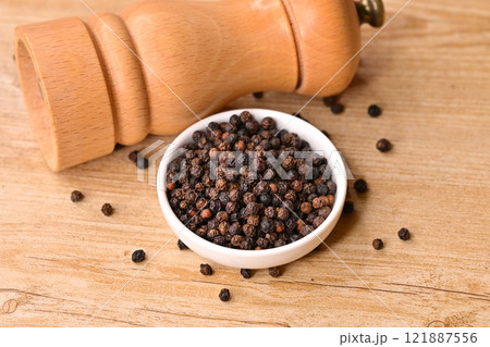 ブラックペッパー、黒こしょう、黒胡椒、スパイス、香辛料、ホールスパイス、ペッパーミル。 121887556