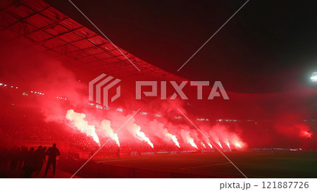 サッカースタジアムと熱狂的なサポーター 121887726