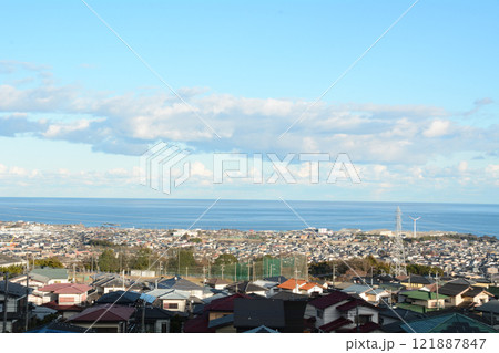 太平洋を望む海辺の町 121887847