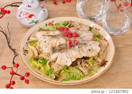 冬の鱈(たら)を使った、タラと白菜とキノコの蒸し焼き、蒸し煮。冬料理。梅干しを添えて。 冬の鱈(たら)を使った、タラと白菜とキノコの蒸し焼き、蒸し煮。冬料理。梅干しを添えて。 121887902
