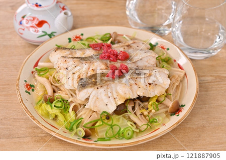 冬の鱈（たら）を使った、タラと白菜とキノコの蒸し焼き、蒸し煮。冬料理。梅干しを添えて。 121887905