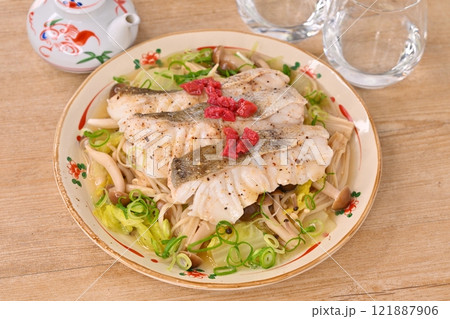 冬の鱈(たら)を使った、タラと白菜とキノコの蒸し焼き、蒸し煮。冬料理。梅干しを添えて。 冬の鱈(たら)を使った、タラと白菜とキノコの蒸し焼き、蒸し煮。冬料理。梅干しを添えて。 121887906