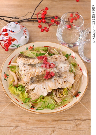 冬の鱈(たら)を使った、タラと白菜とキノコの蒸し焼き、蒸し煮。冬料理。梅干しを添えて。 冬の鱈(たら)を使った、タラと白菜とキノコの蒸し焼き、蒸し煮。冬料理。梅干しを添えて。 121887907