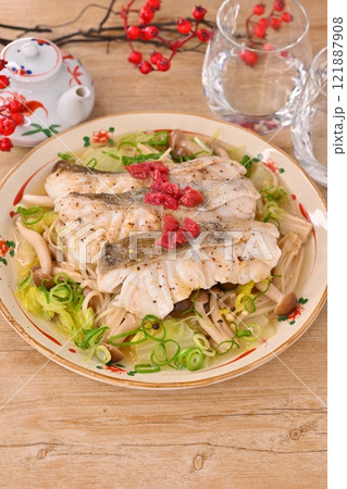 冬の鱈(たら)を使った、タラと白菜とキノコの蒸し焼き、蒸し煮。冬料理。梅干しを添えて。 冬の鱈(たら)を使った、タラと白菜とキノコの蒸し焼き、蒸し煮。冬料理。梅干しを添えて。 121887908