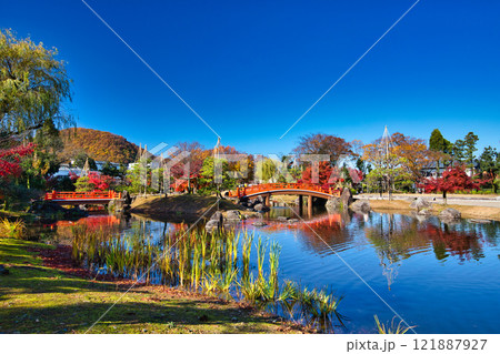 紅葉のある紫式部公園 121887927
