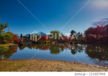 紅葉のある紫式部公園 121887949