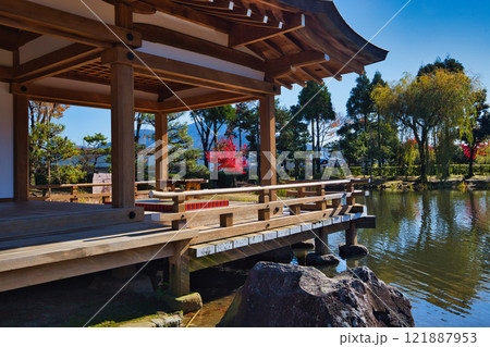 紅葉のある紫式部公園 121887953