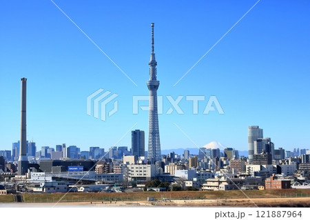 東京スカイツリーと積雪した富士山の風景 東京スカイツリーと積雪した富士山の風景 121887964