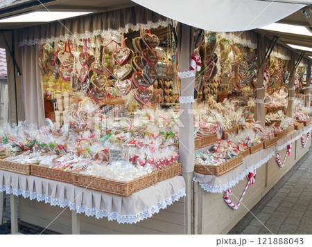 中央市場広場の屋台（ポーランド：クラクフ） 121888043