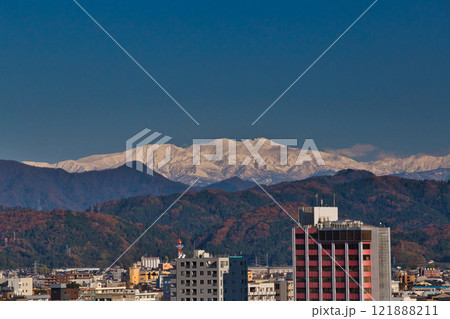 足羽山からの秋の市街地風景 121888211
