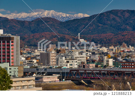 足羽山からの秋の市街地風景 121888213