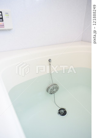 明るいバスルーム 121888249