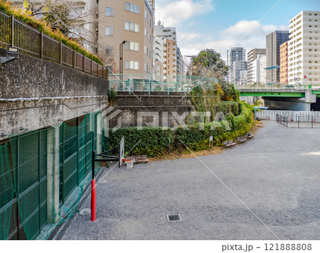 かつて築地川干拓後に都市計画が変更され、川底に誕生した空間【築地川公園 多目的広場】 かつて築地川干拓後に都市計画が変更され、川底に誕生した空間【築地川公園 多目的広場】 121888808