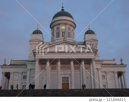 【フィンランド】朝のヘルシンキ大聖堂（ヘルシンキ） 121888811