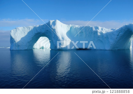 海に浮かぶ巨大氷山　AI生成画像 121888858