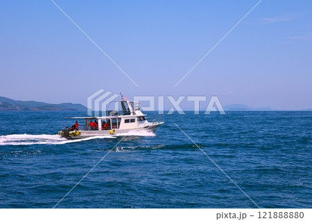 天草灘を行く白い船 121888880