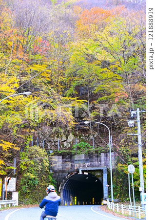 秋の国道283号線仙人隧道 秋の国道283号線仙人隧道 121888919