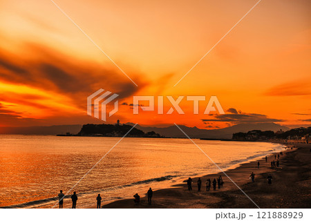 七里ヶ浜海岸から富士山と江の島の夕景 121888929