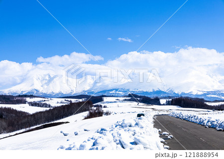 青空広がる冬の北海道美瑛町の風景 121888954