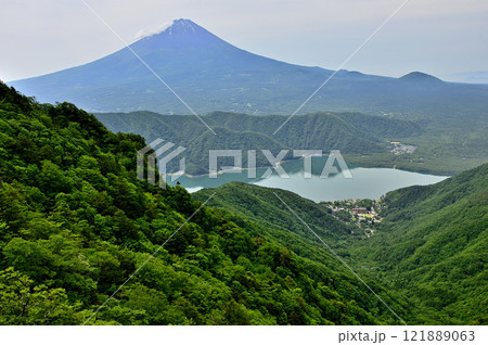 御坂山地の十二ヶ岳から眺める初夏の頃の富士山と西湖 御坂山地の十二ヶ岳から眺める初夏の頃の富士山と西湖 121889063