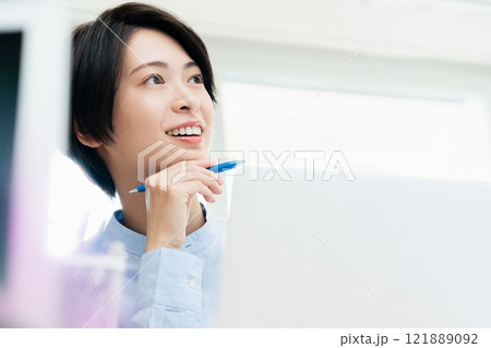 オフィスで話を聞く若い女性 121889092