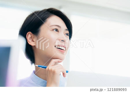 オフィスで話を聞く若い女性 121889093