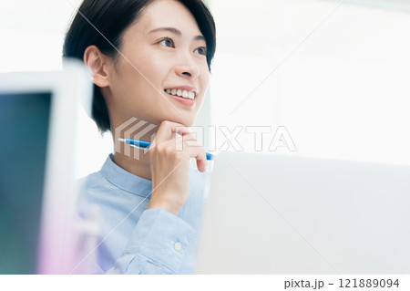 オフィスで話を聞く若い女性 121889094