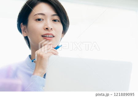 オフィスで話を聞く若い女性 121889095