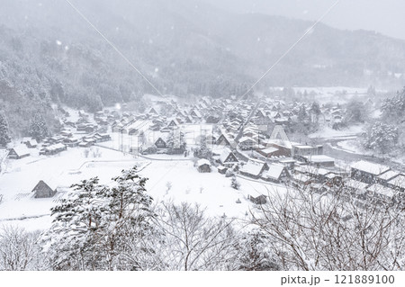 雪降る冬の白川郷　 121889100
