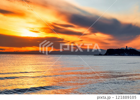 七里ヶ浜海岸からの江の島の夕景 七里ヶ浜海岸からの江の島の夕景 121889105