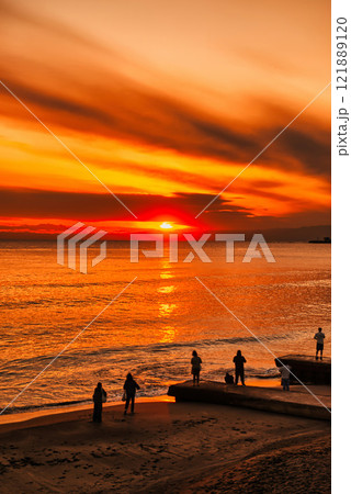 七里ヶ浜海岸からの江の島の夕景 121889120