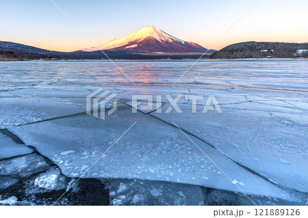 紅富士 山中湖 氷結 赤富士 紅富士 山中湖 氷結 赤富士 121889126