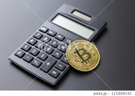 黒背景にビットコインと電卓 黒背景にビットコインと電卓 121889142