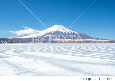 富士山と山中湖　雪景色　 121889161