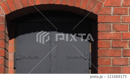 横浜赤レンガ倉庫の鉄扉 121889175