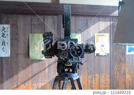 小豆島二十四の瞳映画村田浦分校の教室とカメラ-1 小豆島二十四の瞳映画村田浦分校の教室とカメラ-1 121889228