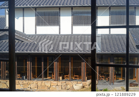 小豆島二十四の瞳映画村田浦分校の廊下窓からの眺め 121889229