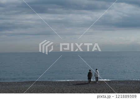 小田原、御幸浜の海見るカップル　冬風景 121889309