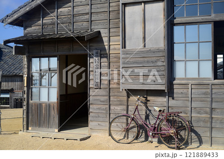 小豆島二十四の瞳映画村田浦分校校舎入口と自転車-1 小豆島二十四の瞳映画村田浦分校校舎入口と自転車-1 121889433