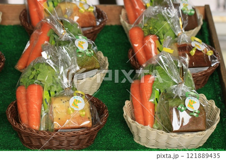 野菜がたくさん入った籠　鎌倉野菜　冬風景 121889435