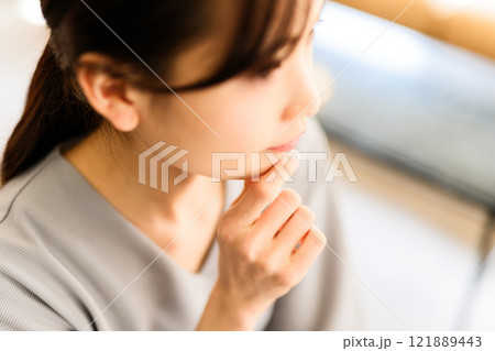考えている女性のポートレート 121889443