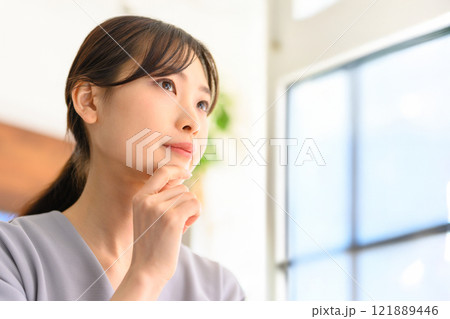 考えている女性のポートレート 考えている女性のポートレート 121889446
