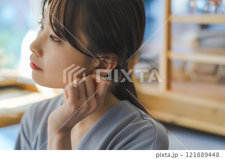 女性ポートレート 121889448