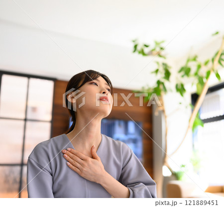 苦しい女性のポーズ 121889451