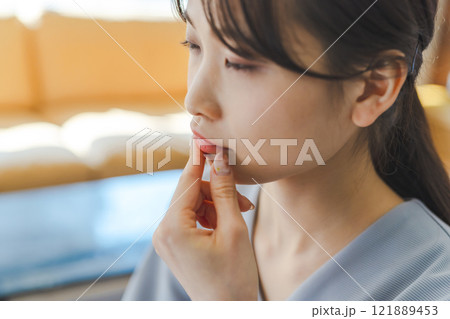 考えている女性のポートレート 121889453