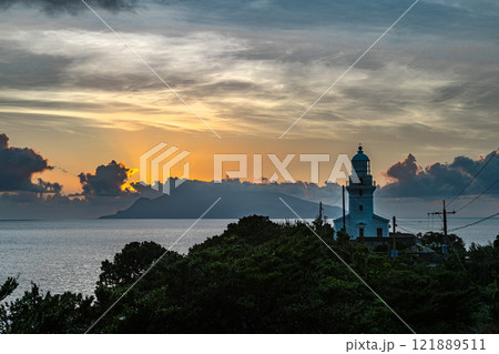 夕焼けと屋久島灯台　屋久島国立公園(夏 121889511