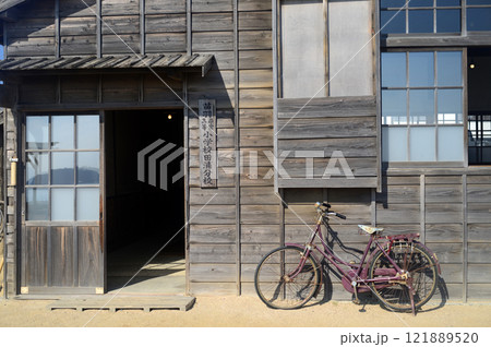 小豆島二十四の瞳映画村田浦分校校舎入口と自転車-2 121889520