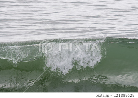 砕ける波がしら 121889529