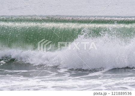 砕ける波がしら 121889536